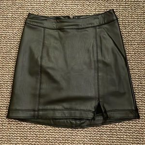 Polyester “leather” skirt. Black size xs.